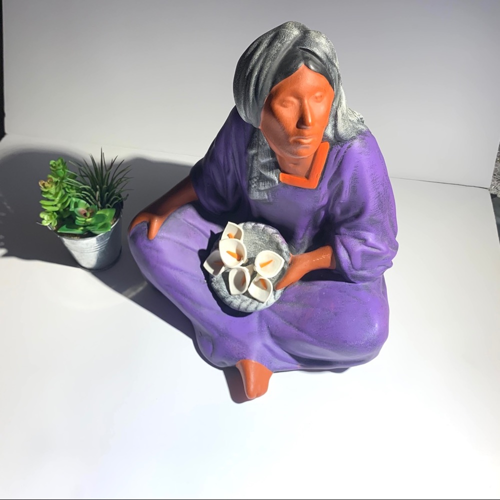 Mexicain pottery seated women purple